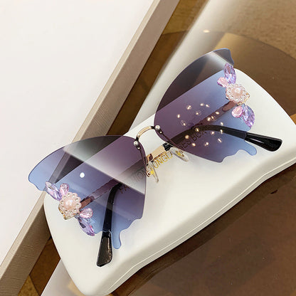 Butterfly-shaped diamond-studded sunglasses for women 🦋✨🕶️