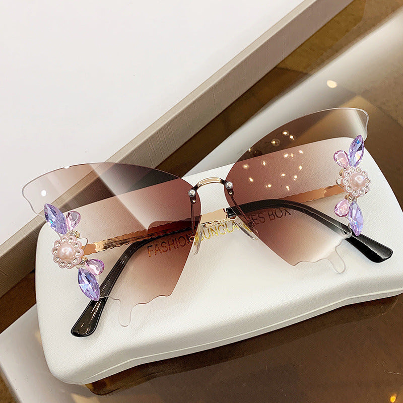 Butterfly-shaped diamond-studded sunglasses for women 🦋✨🕶️